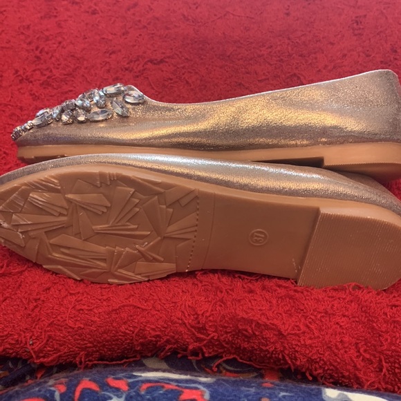 Golden dancing slippers - Picture 2 of 4